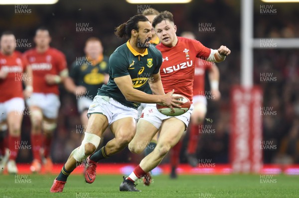 021217 - Wales v South Africa - Under Armour Series - Dillyn Leyds of South Africa tries to get away from Steff Evans of Wales