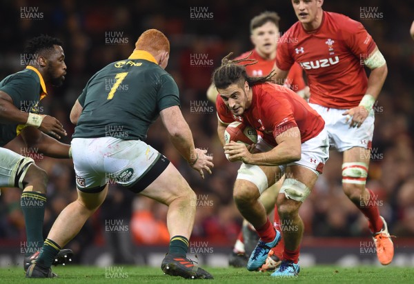 021217 - Wales v South Africa - Under Armour Series - Josh Navidi of Wales takes on Steven Kitshoff of South Africa