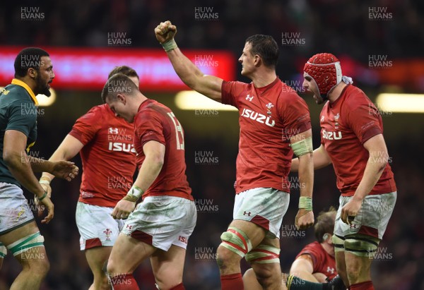 021217 - Wales v South Africa - Under Armour Series - Aaron Shingler of Wales celebrates at full time