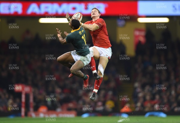 021217 - Wales v South Africa - Under Armour Series - Warrick Gelant of South Africa and Hallam Amos of Wales jump for high ball