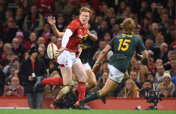 021217 - Wales v South Africa - Under Armour Series - Rhys Patchell of Wales gets the ball away