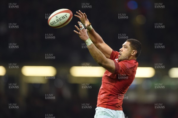 021217 - Wales v South Africa - Under Armour Series - Taulupe Faletau of Wales takes line-out ball