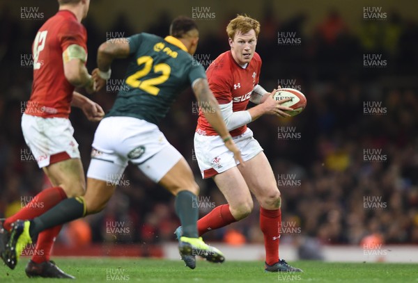 021217 - Wales v South Africa - Under Armour Series - Rhys Patchell of Wales takes on Elton Jantjies of South Africa