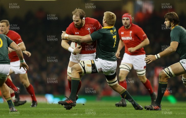 021217 - Wales v South Africa - Under Armour Series 2017 - Alun Wyn Jones of Wales is tackled by Pieter-Steph du Toit of South Africa