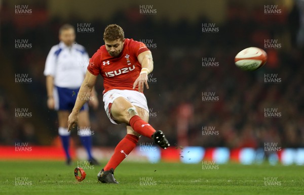 021217 - Wales v South Africa - Under Armour Series 2017 - Leigh Halfpenny of Wales kicks the penalty