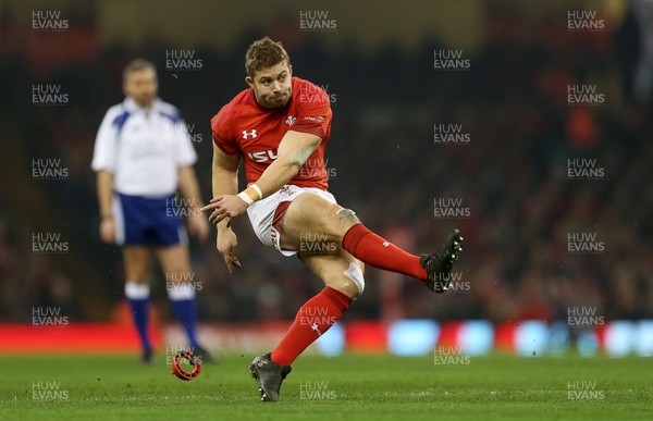 021217 - Wales v South Africa - Under Armour Series 2017 - Leigh Halfpenny of Wales kicks the penalty