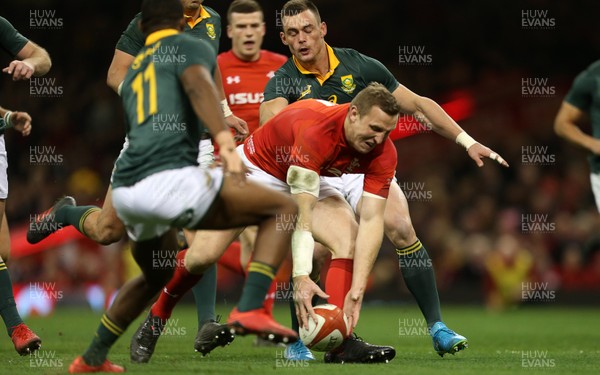 021217 - Wales v South Africa - Under Armour Series 2017 - Hadleigh Parkes of Wales picks the ball up to score a try
