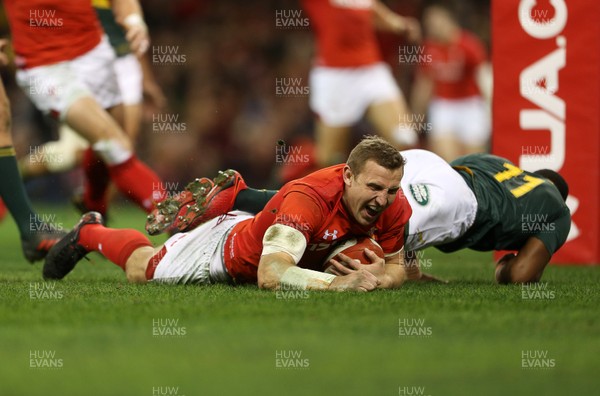 021217 - Wales v South Africa - Under Armour Series 2017 - Hadleigh Parkes of Wales scores a try