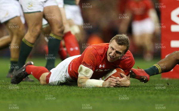 021217 - Wales v South Africa - Under Armour Series 2017 - Hadleigh Parkes of Wales scores a try