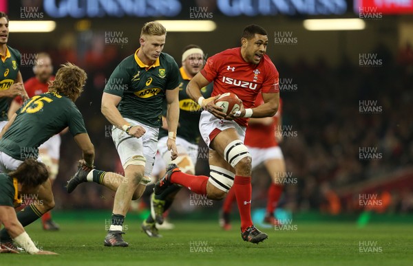 021217 - Wales v South Africa - Under Armour Series 2017 - Taulupe Faletau of Wales is tackled by Dan du Preez of South Africa