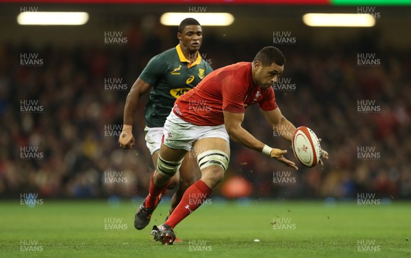 021217 - Wales v South Africa - Under Armour Series 2017 - Taulupe Faletau of Wales picks up the ball which is fed to Hadleigh Parkes who scores