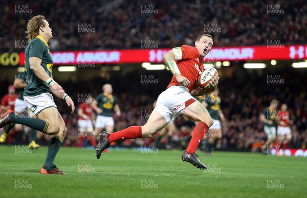 021217 - Wales v South Africa - Under Armour Series 2017 - Hadleigh Parkes of Wales runs in to score his second try