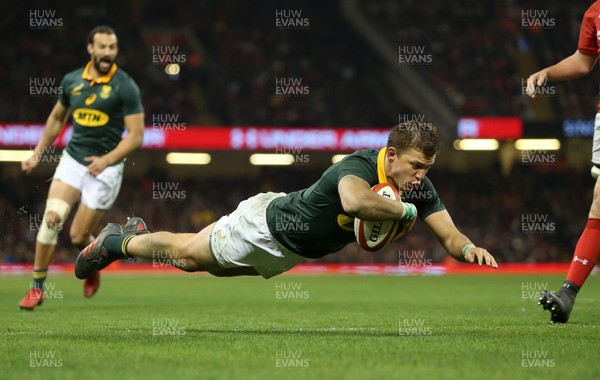 021217 - Wales v South Africa - Under Armour Series 2017 - Handre Pollard of South Africa scores a try