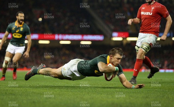 021217 - Wales v South Africa - Under Armour Series 2017 - Handre Pollard of South Africa scores a try