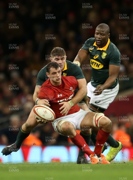 021217 - Wales v South Africa - Under Armour Series 2017 - Aaron Shingler of Wales is tackled by Malcolm Marx of South Africa