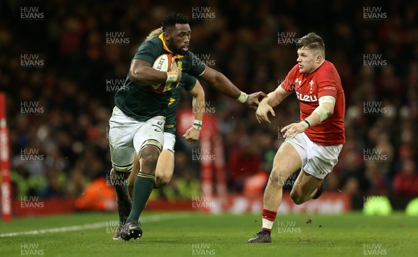 021217 - Wales v South Africa - Under Armour Series 2017 - Siya Kolisi of South Africa is tackled by Steff Evans of Wales