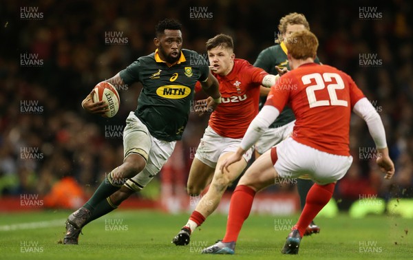 021217 - Wales v South Africa - Under Armour Series 2017 - Siya Kolisi of South Africa is tackled by Steff Evans and Rhys Patchell of Wales