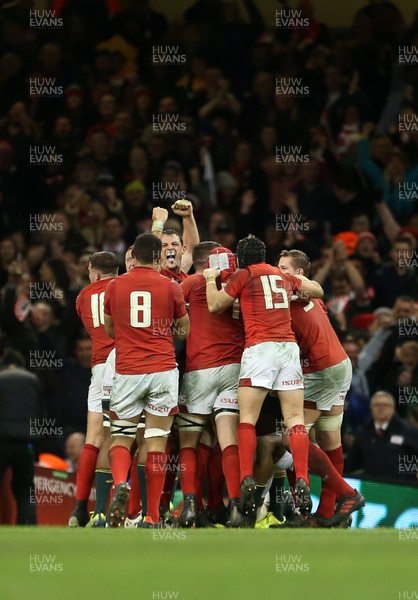 021217 - Wales v South Africa - Under Armour Series 2017 - Wales celebrate the victory at full time