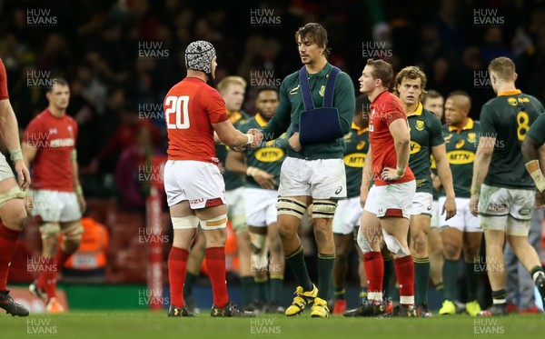 021217 - Wales v South Africa - Under Armour Series 2017 - Dan Lydiate of Wales shakes hands with Eben Etzebeth of South Africa