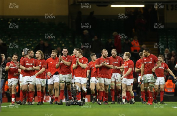 021217 - Wales v South Africa - Under Armour Series 2017 - Wales thank the fans at full time