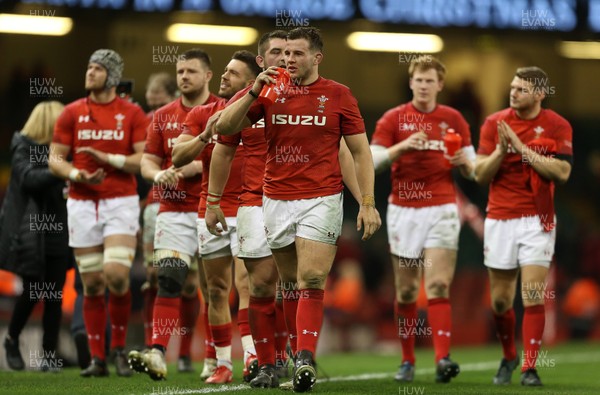 021217 - Wales v South Africa - Under Armour Series 2017 - Elliot Dee of Wales thanks the fans at full time