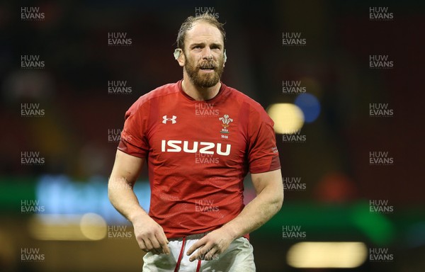 021217 - Wales v South Africa - Under Armour Series 2017 - Alun Wyn Jones of Wales thanks the fans at full time