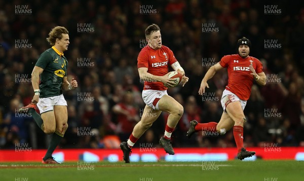 021217 - Wales v South Africa - Under Armour Series 2017 - Steff Evans of Wales makes a break