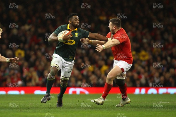 021217 Wales v New South Africa - Under Armour 2017 Series -  Siya Kolisi of South Africa takes on Rob Evans of Wales