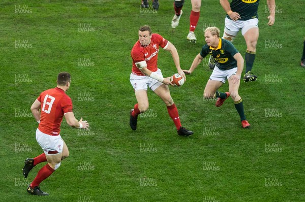 021217 Wales v South Africa - Hadleigh Parks of Wales looks to pass to Scott Williams of Wales