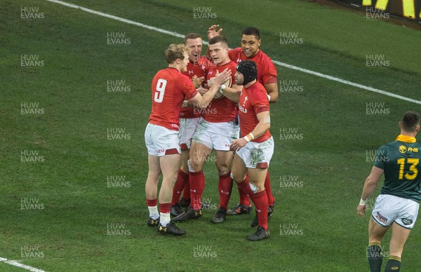 021217 Wales v South Africa - Scott Williams Celebrating his try with team mates 