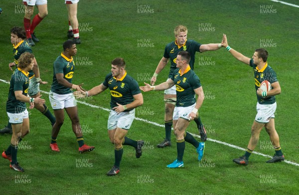 021217 Wales v South Africa - Warrick Gelant of South Africa celebrates his try with team mates 