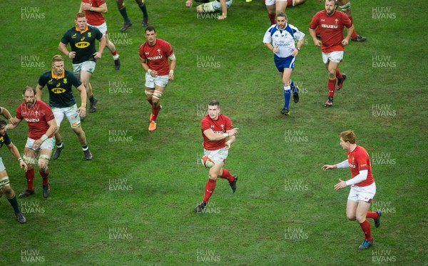 021217 Wales v South Africa - Scott Williams of Wales passes the ball