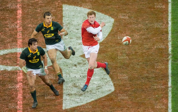 021217 Wales v South Africa - Rhys Patchell of Wales passes the ball 