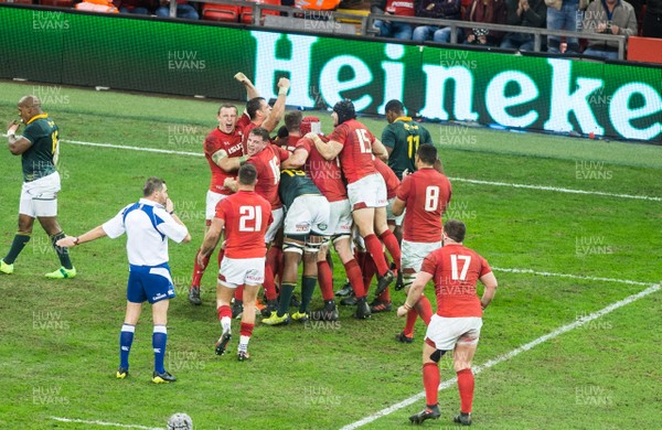 021217 Wales v South Africa - HAdleigh Parkes and Aaron Shingler of Wales celebrate with team mates at the final whistle