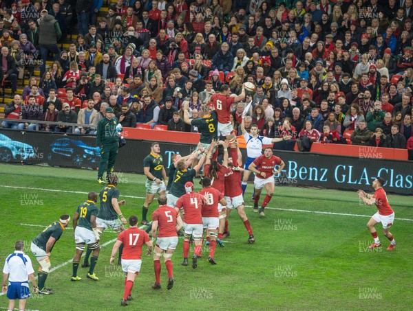 021217 Wales v South Africa - Aaron Shingler of Wales wins the line out 