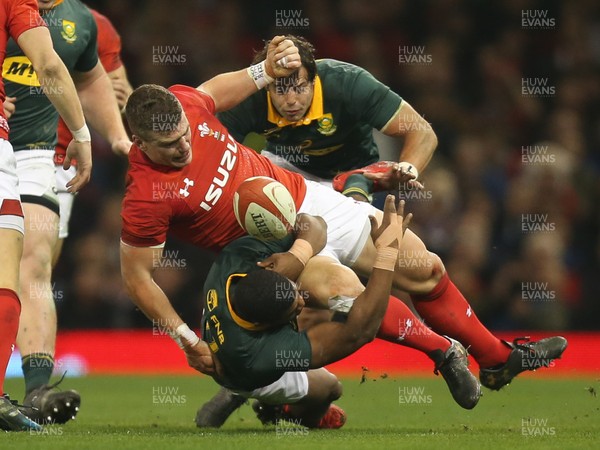 021217 - Wales v South Africa, 2017 Under Armour Autumn Series - Warrick Gelant of South Africa is tackled by Scott Williams of Wales