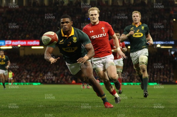 021217 - Wales v South Africa, 2017 Under Armour Autumn Series - Warrick Gelant of South Africa beats Aled Davies of Wales as he dives in to score try