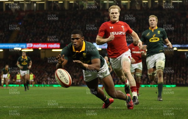 021217 - Wales v South Africa, 2017 Under Armour Autumn Series - Warrick Gelant of South Africa beats Aled Davies of Wales as he dives in to score try