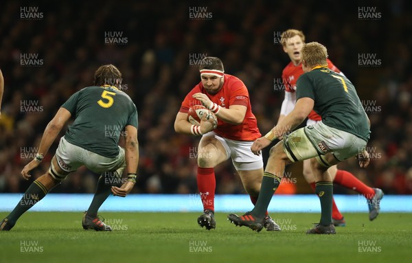 021217 - Wales v South Africa, 2017 Under Armour Autumn Series - Wyn Jones of Wales takes on Lood de Jager of South Africa and Pieter-Steph du Toit of South Africa