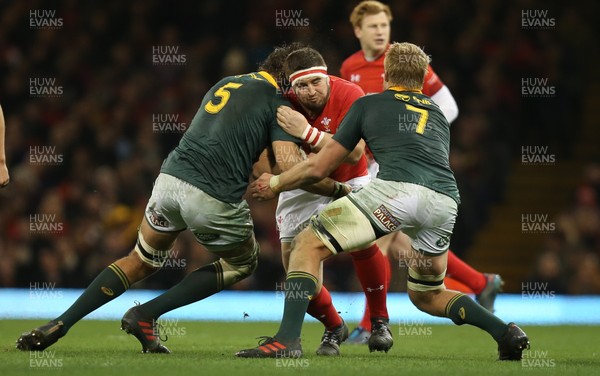 021217 - Wales v South Africa, 2017 Under Armour Autumn Series - Wyn Jones of Wales takes on Lood de Jager of South Africa and Pieter-Steph du Toit of South Africa