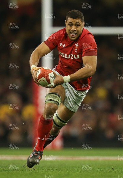 021217 - Wales v South Africa, 2017 Under Armour Autumn Series - Taulupe Faletau of Wales breaks away