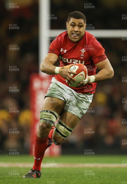 021217 - Wales v South Africa, 2017 Under Armour Autumn Series - Taulupe Faletau of Wales breaks away