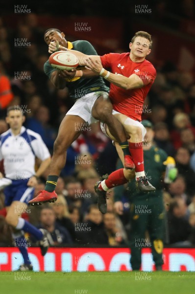 021217 - Wales v South Africa, 2017 Under Armour Autumn Series - Hallam Amos of Wales and Warrick Gelant of South Africa compete for the ball