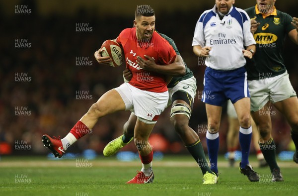 021217 - Wales v South Africa, 2017 Under Armour Autumn Series - Rhys Webb of Wales is held