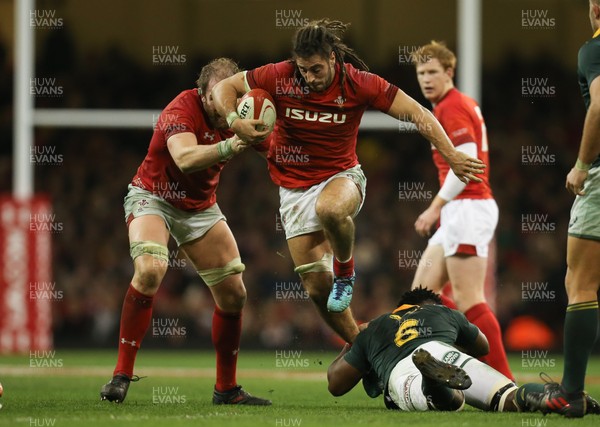 021217 - Wales v South Africa, 2017 Under Armour Autumn Series - Josh Navidi of Wales gets past the tackle from Siya Kolisi of South Africa