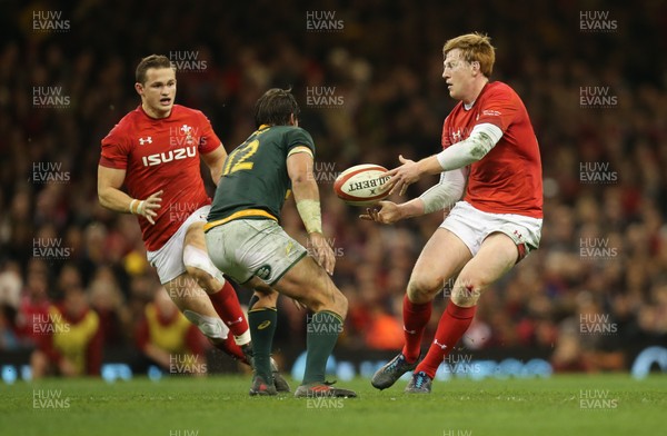 021217 - Wales v South Africa, 2017 Under Armour Autumn Series - Rhys Patchell of Wales passes to Hallam Amos of Wales as Francois Venter of South Africa closes in