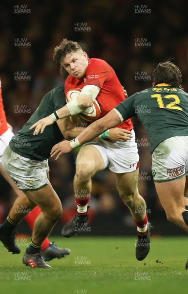021217 - Wales v South Africa, 2017 Under Armour Autumn Series - Steff Evans of Wales takes on Handre Pollard of South Africa and Francois Venter of South Africa