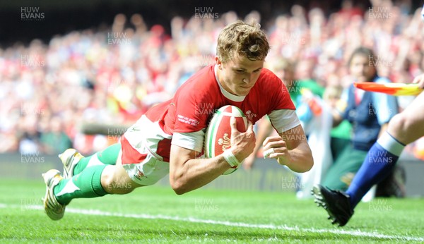 05.06.10 - Wales v South Africa - Principality Building Society Summer Test - Tom Prydie of Wales scores try. 