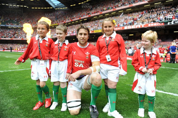 050610 - Wales v South Africa - Principality Building Society Summer Test - Ryan Jones of Wales with mascots