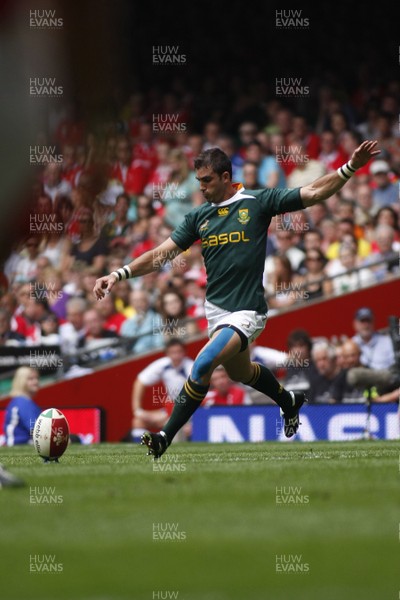 05.06.10 Wales v South Africa - Summer Test, Prince William Cup - South Africa's Ruan Pineaar kicks a penalty. 